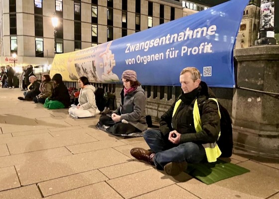 Image for article Hamburg, Jerman: Nyala Lilin Dalam Rangka Hari Hak Asasi Manusia Menyerukan Diakhirinya Penganiayaan Terhadap Falun Gong