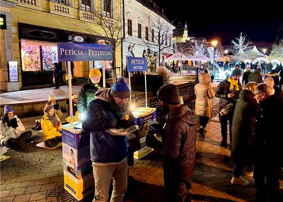 Image for article Slovakia: Warga Menandatangani Petisi untuk Mendukung Upaya Praktisi Falun Dafa Mengakhiri Penganiayaan Rezim Tiongkok