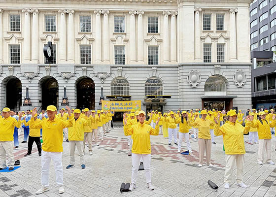 Image for article Selandia Baru: Praktisi Memperkenalkan Falun Dafa di Auckland untuk Menyambut Tahun Baru