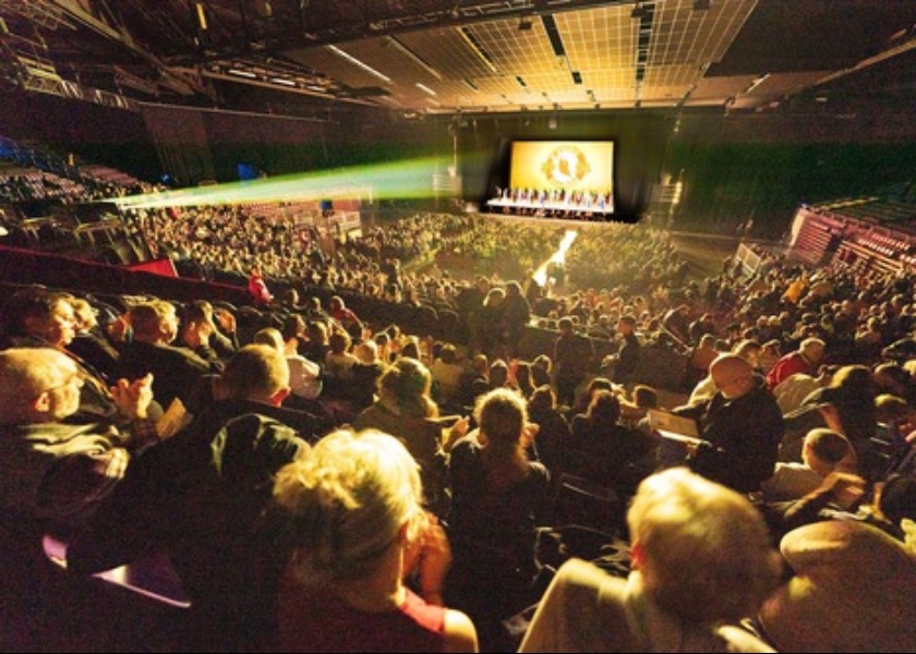 Image for article Para Penonton Teater di Eropa dan Amerika Serikat Menikmati Shen Yun Selama Liburan Natal dan Tahun Baru