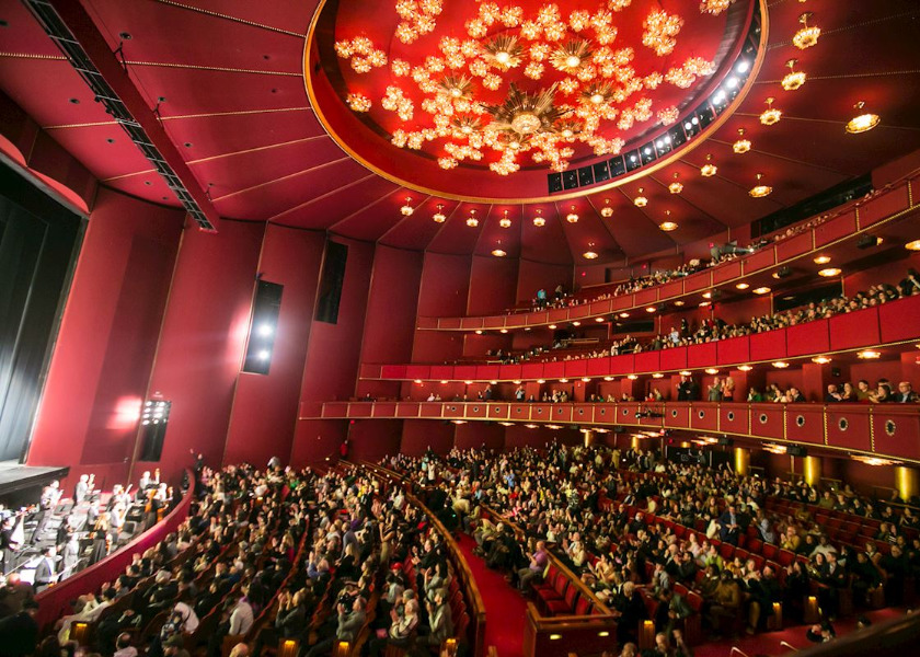 Image for article Para Penonton Teater di Prancis, Italia, Polandia, Inggris, dan Amerika Serikat Menikmati Shen Yun: “Kebaikan, Keramahtamahan, dan Cinta”