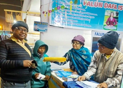 Image for article India: Mempromosikan Falun Dafa di Pameran Dagang Populer