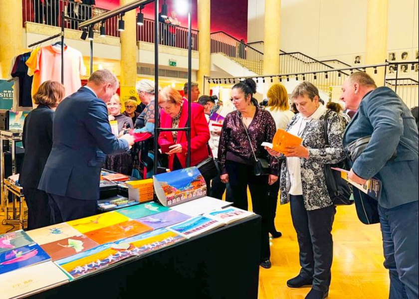 Image for article Łódź, Polandia: Ribuan Penonton Membeli Zhuan Falun di Pertunjukan Shen Yun yang Tiketnya Habis Terjual