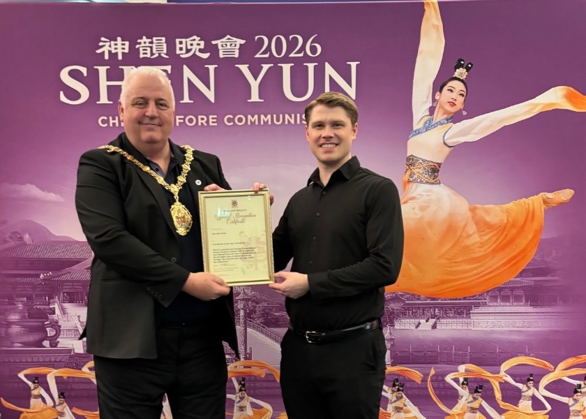 Image for article Inggris: Wali Kota Stoke-on-Trent Memberikan Sertifikat Penghargaan kepada Shen Yun Performing Arts