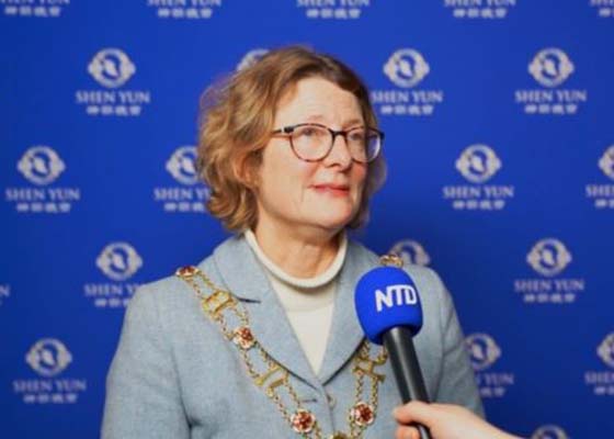 Image for article Inggris: Para Walikota Terkesan dengan Tingkat Artistik Shen Yun yang Tinggi