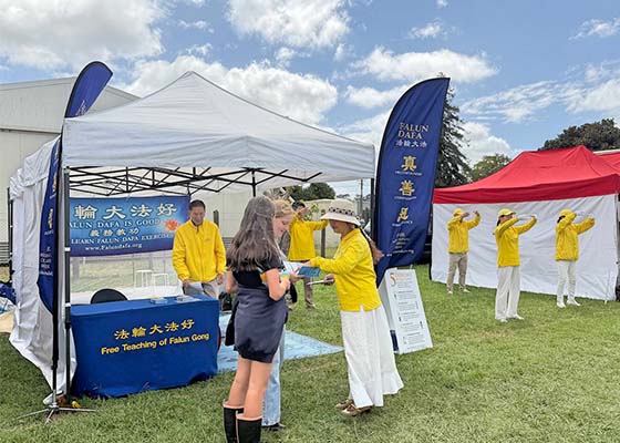 Image for article Orang-orang Mempelajari Falun Dafa di Pameran Kumeu di Selandia Baru