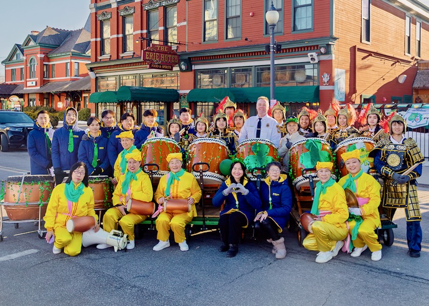 Image for article Port Jervis, New York: Para Penonton Menikmati Pertunjukan Falun Dafa dalam Pawai Hari St. Patrick