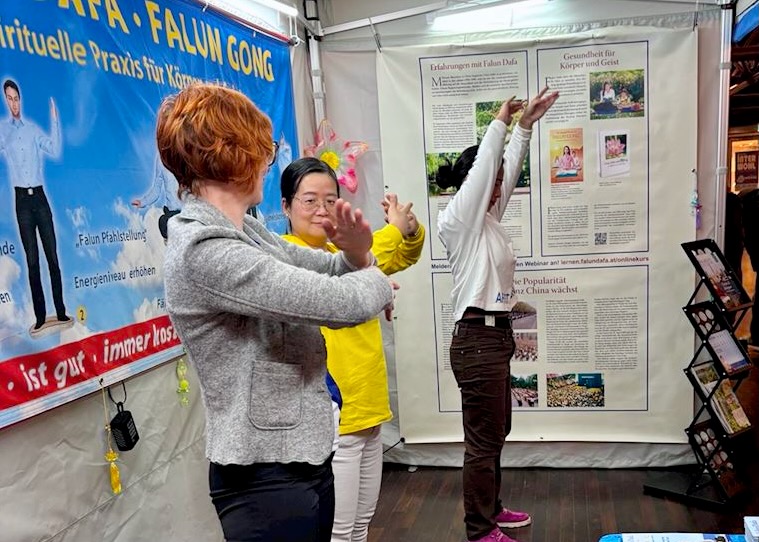 Image for article Memperkenalkan Falun Dafa di Pameran Kesehatan di Fürth, Jerman