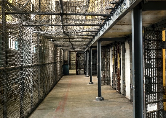 Image for article Dijatuhi Hukuman Tiga Tahun Penjara dan Pensiun Ditangguhkan Pada Tahun 2021, Pensiunan Guru Berusia 87 Tahun Menderita Stroke dan Meninggal Pada Tahun 2025