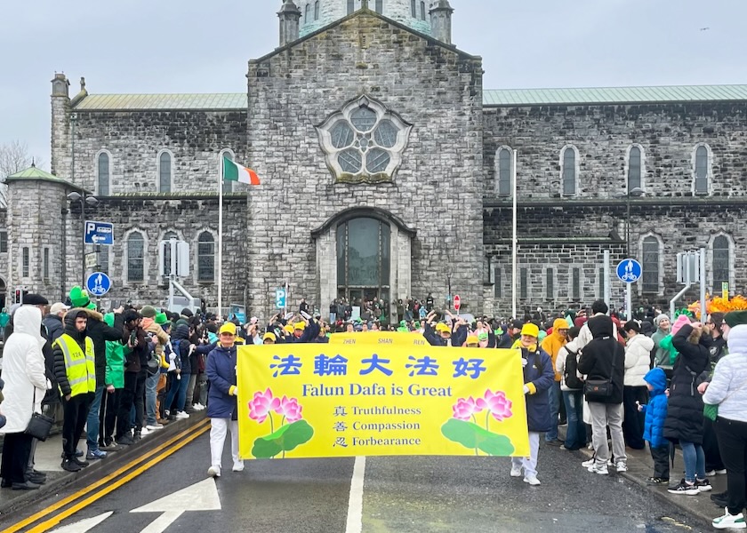 Image for article Irlandia: Orang-orang pada Parade Hari St. Patrick di Galway Setuju dengan Prinsip Panduan Falun Dafa