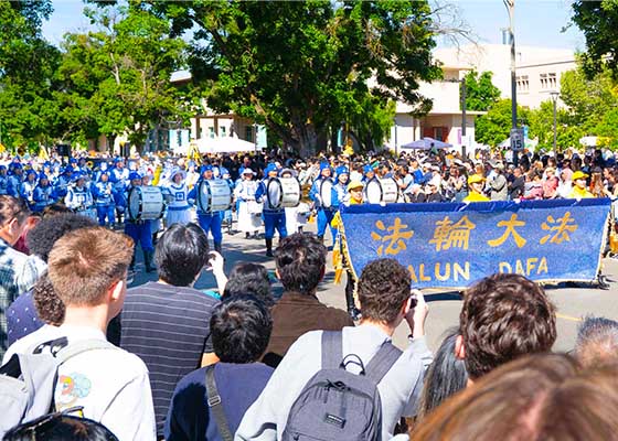 Image for article California: Nilai-Nilai Falun Dafa Dipuji Selama Parade Hari Piknik UC Davis