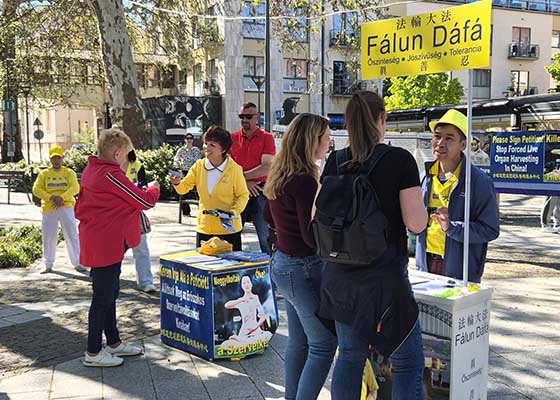 Image for article Warga Hongaria Membantu Praktisi Falun Dafa Meningkatkan Kesadaran tentang Penganiayaan pada Peringatan Permohonan 25 April