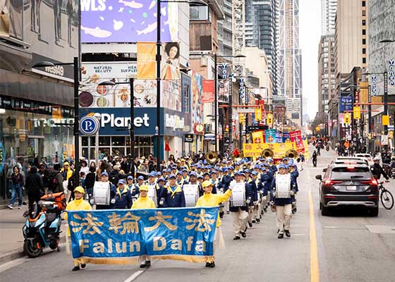 Image for article Parade di Toronto Merayakan Hari Falun Dafa Sedunia