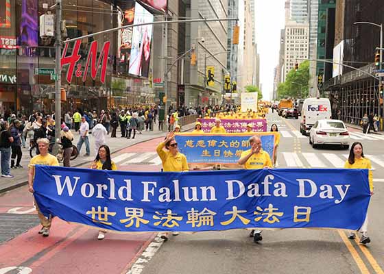 Image for article Manhattan, New York: Masyarakat Memuji Pawai Akbar dan Prinsip-Prinsip Pedoman Falun Dafa tentang Sejati-Baik-Sabar