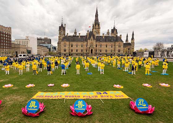 Image for article Orang-orang Mempelajari Falun Dafa dari Rapat Umum di Gedung Parlemen Kanada dalam Merayakan Hari Falun Dafa Sedunia