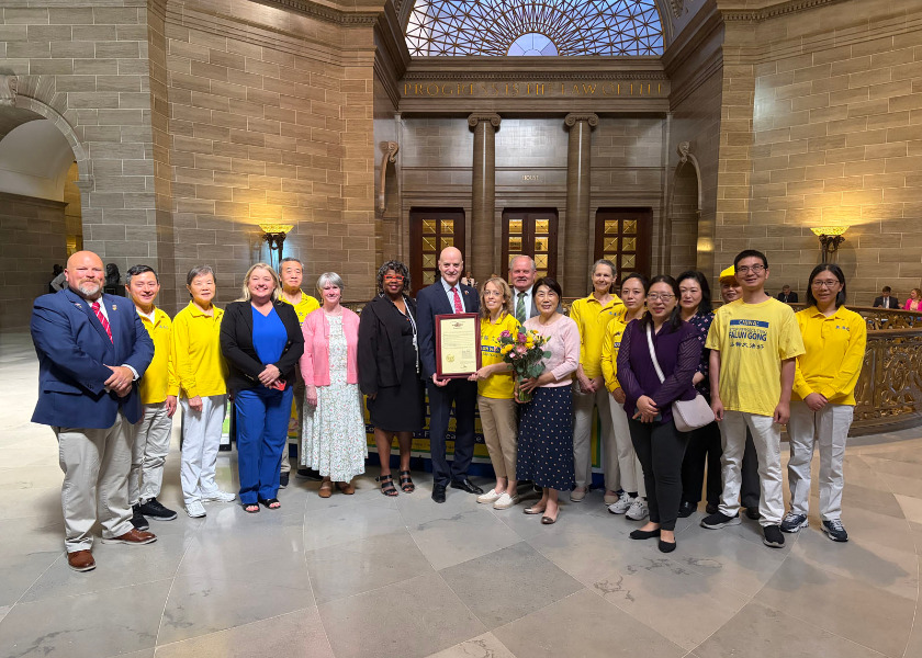 Image for article Missouri, AS: Praktisi Falun Dafa Merayakan Hari Falun Dafa Sedunia di Gedung Capitol Negara Bagian