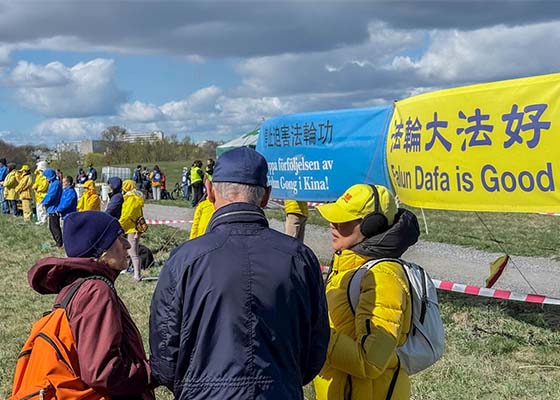 Image for article Rapat Umum di Depan Kedutaan Besar Tiongkok di Stockholm Memperingati Pemohonan Damai25 April dan Mengungkap Kebohongan PKT