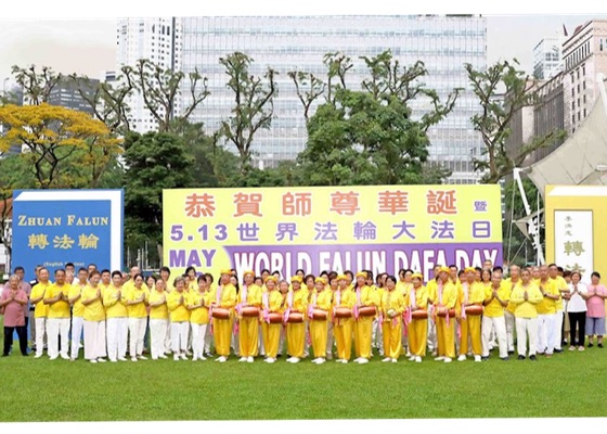 Image for article Praktisi Merenungkan Keberuntungan yang Mereka Terima Selama Perayaan Hari Falun Dafa di Singapura