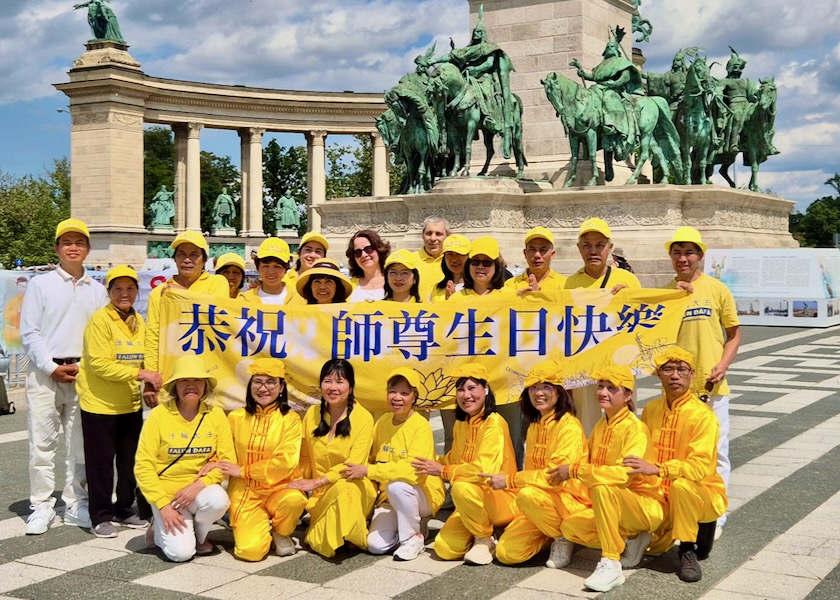 Image for article Para praktisi Falun Dafa Hungaria merayakan Hari Falun Dafa Sedunia di Lapangan Pahlawan.