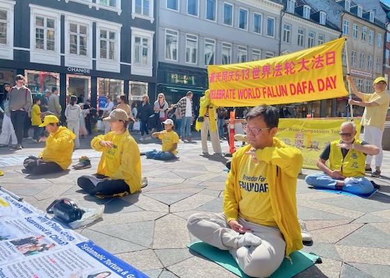 Image for article Kopenhagen, Denmark: Merayakan Hari Falun Dafa di Amagertorv