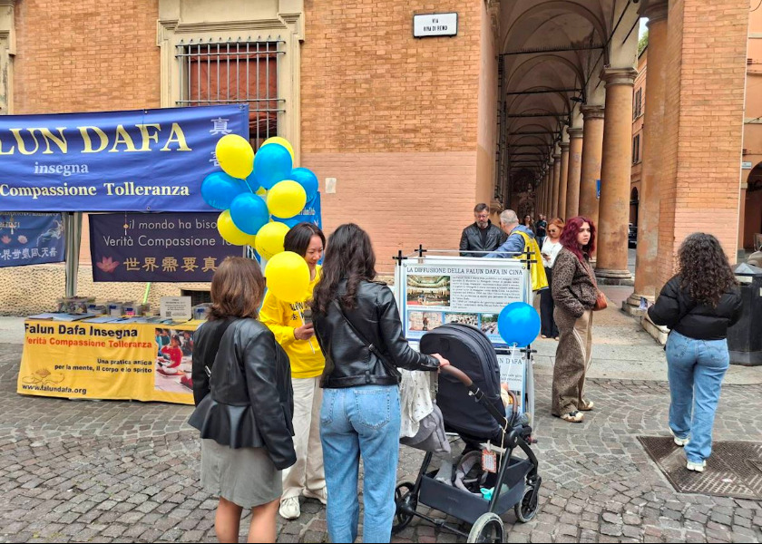 Image for article Italia: Perayaan Hari Falun Dafa Sedunia di Piazza della Pioggia, Bologna