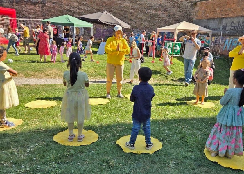 Image for article Anak-Anak Mengenal Falun Dafa di “Familienfest” Graz, Austria