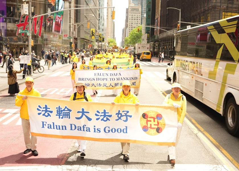 Image for article Para Turis Memuji Nilai-Nilai Universal Falun Dafa Selama Parade Akbar di Manhattan
