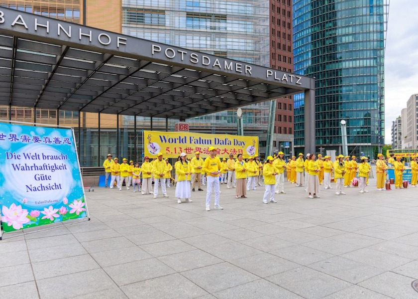 Image for article Siswa Tiongkok Mempelajari Falun Gong Selama Perayaan Hari Falun Dafa Sedunia di Berlin