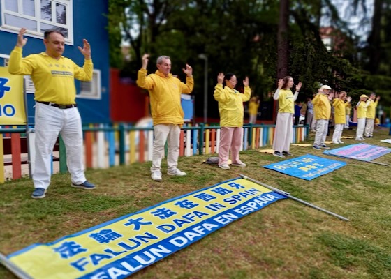 Image for article Spanyol: Praktisi Falun Gong Berkumpul di Dekat Kedutaan Besar Tiongkok di Madrid untuk Memperingati Permohonan 25 April