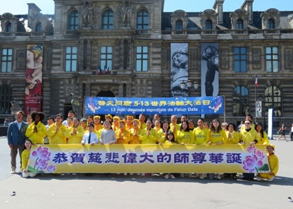 Image for article Praktisi Merayakan Hari Falun Dafa Sedunia di Paris dan Menghargai Guru Li