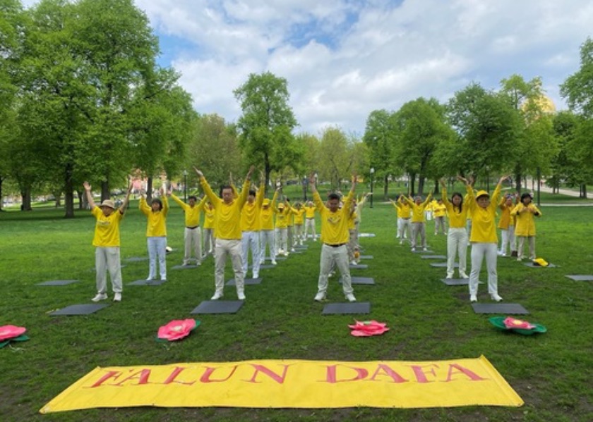 Image for article Suasana Damai Praktisi Falun Dafa di Boston Saat Merayakan Hari Falun Dafa Sedunia