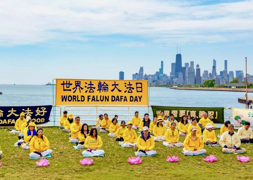 Image for article Chicago: Zhen Shan Ren (Sejati, Baik, Sabar) Menggugah Hati Para Pejalan Kaki di Perayaan Hari Falun Dafa