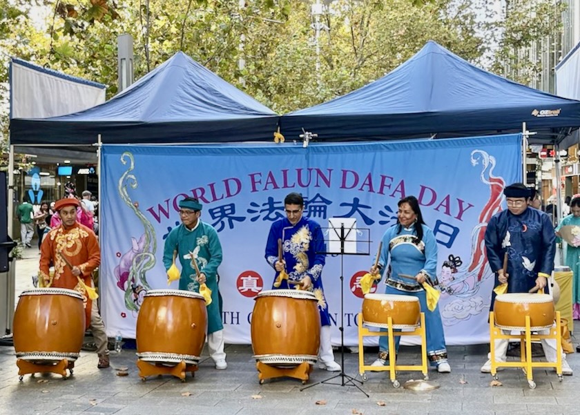 Image for article Perth, Australia: Orang-orang Memberi Pujian kepada Falun Dafa Selama Perayaan
