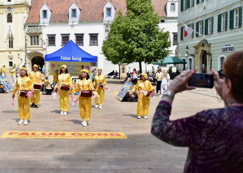 Image for article Slovakia: Merayakan Hari Falun Dafa Sedunia di Bratislava