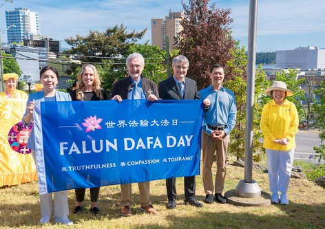 Image for article Kanada: Bendera Hari Falun Dafa Sedunia Dikibarkan di Kota Nanaimo untuk Tahun Keempat