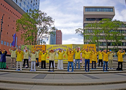 Image for article Praktisi Merenungkan Perubahan Positif dalam Kehidupan Mereka pada Hari Falun Dafa Sedunia di Hamburg