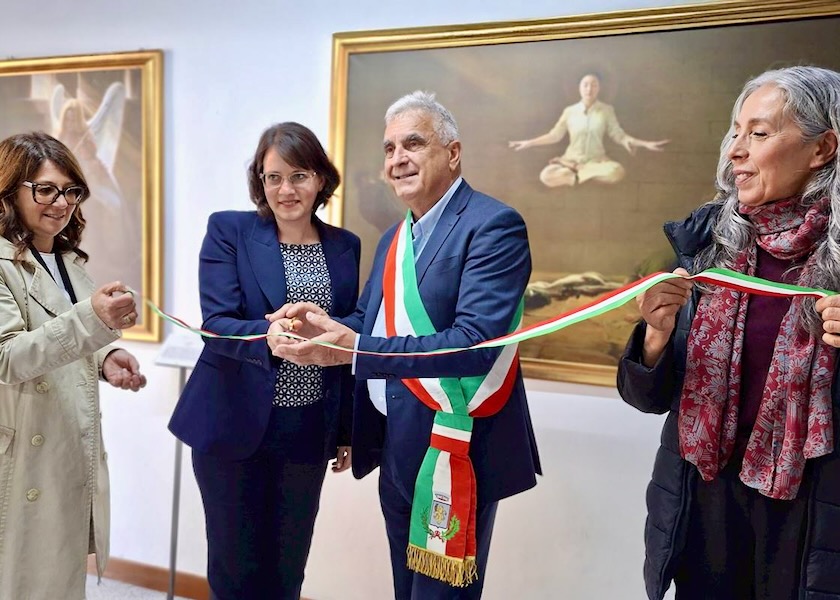 Image for article Italia: Para Penonton Terharu oleh Pameran Seni Zhen-Shan-Ren di Bucine