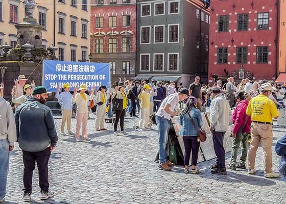 Image for article Stockholm, Swedia: Orang-orang Mempelajari Tentang Penganiayaan oleh PKT di Midsummer Festival