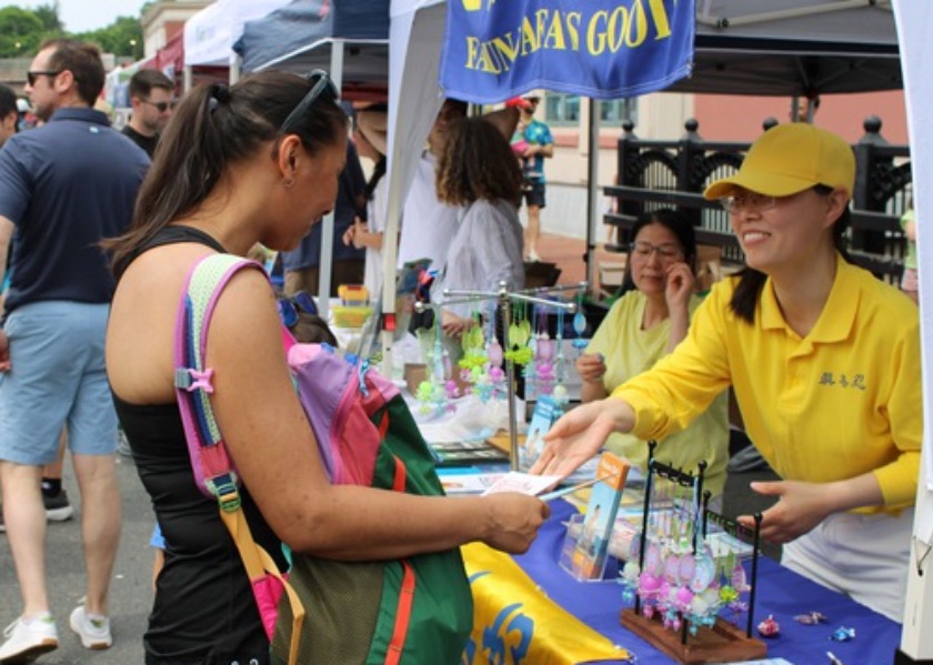 Image for article Massachusetts, AS: Memperkenalkan Falun Dafa di Hari Kota Winchester