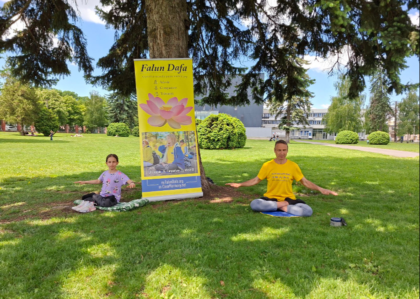 Image for article Warga Rumania Mendukung Falun Dafa: Anda Memperjuangkan Sesuatu yang 
