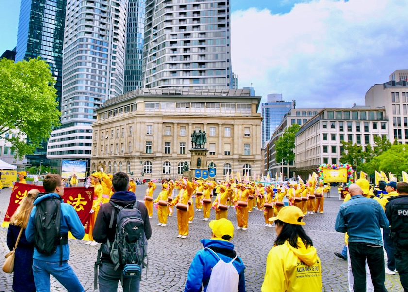 Image for article Jerman: Perayaan Hari Falun Dafa Sedunia di Frankfurt Menarik Perhatian Para Pejalan Kaki