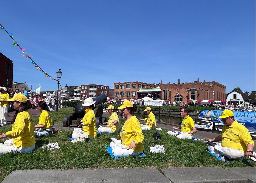 Image for article Belanda: Praktisi Memperkenalkan Falun Dafa di Festival Pelabuhan Leurse