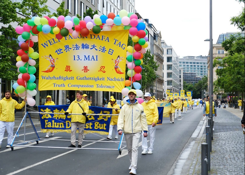 Image for article Orang-orang Memuji Falun Dafa Selama Perayaan Hari Falun Dafa Sedunia di Frankfurt, Jerman