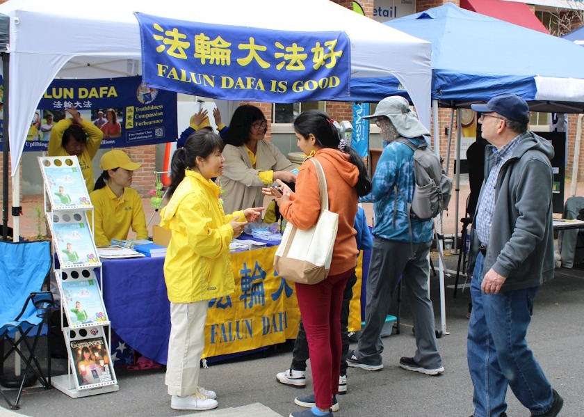 Image for article Orang-orang Mempelajari Falun Dafa Selama Lexington Discovery Day