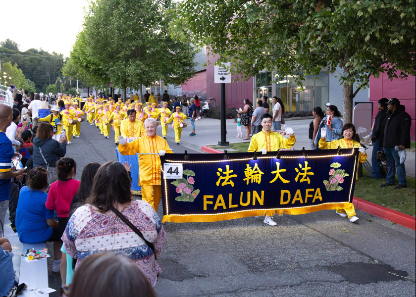 Image for article Praktisi Falun Dafa Berpartisipasi dalam Parade FIFA Piala Dunia di Negara Bagian Washington