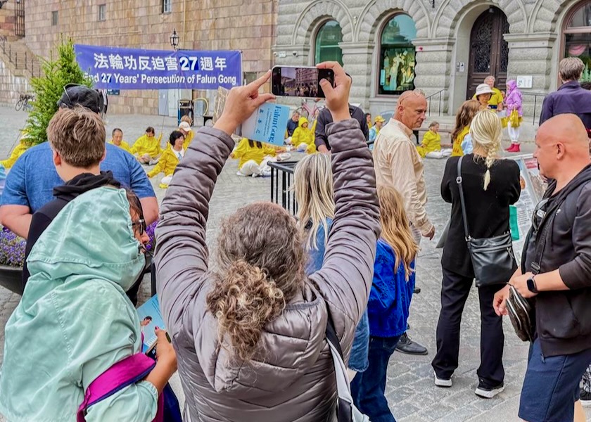 Image for article Stockholm: Pejalan Kaki Mendukung Kegiatan Falun Gong yang Menyerukan Dihentikannya 27 Tahun Penganiayaan oleh PKT di Tiongkok