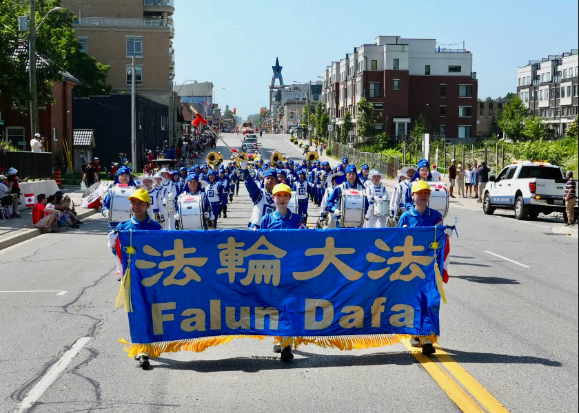 Image for article Falun Dafa Bersinar di Pawai Hari Kanada Aurora
