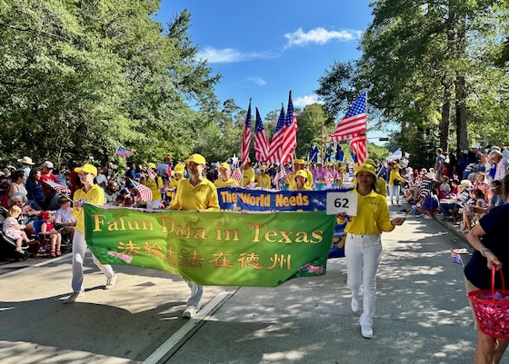 Image for article Falun Dafa Disambut di Pawai Hari Kemerdekaan di Texas: “Anda Melakukan Kebaikan untuk Seluruh Dunia”
