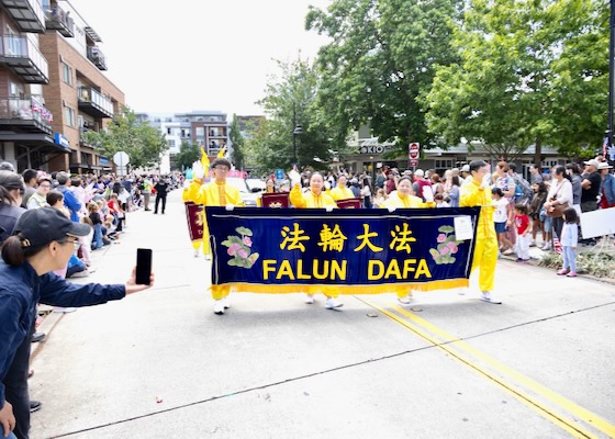 Image for article Kirkland, Washington: Praktisi Falun Dafa Disambut Meriah Oleh Penonton Pada Parade Hari Kemerdekaan