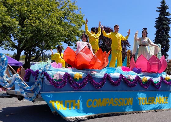 Image for article Falun Dafa Disambut Meriah dalam Parade Kent Cornucopia di Negara Bagian Washington